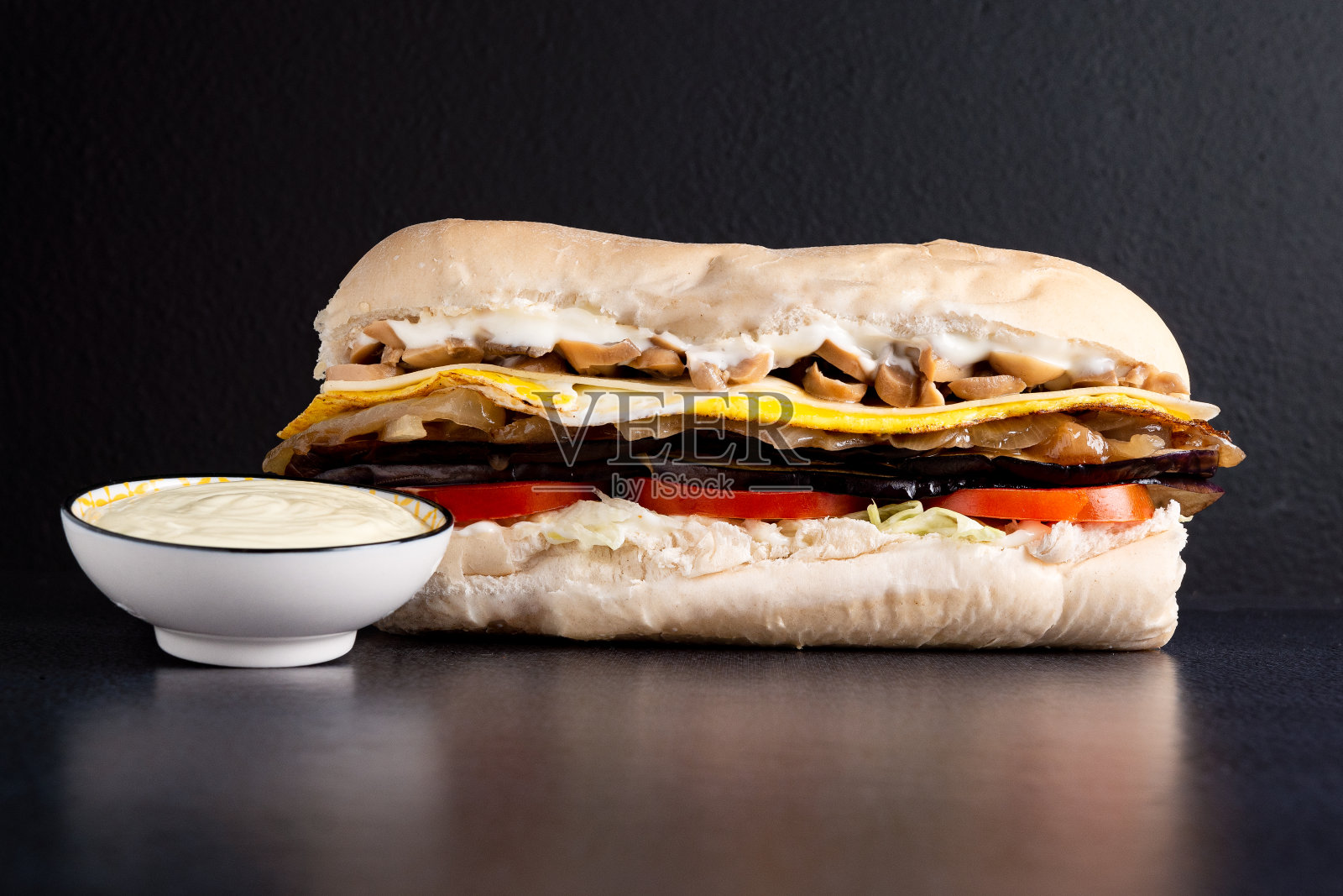 鸡蛋茄子素食三明治照片摄影图片