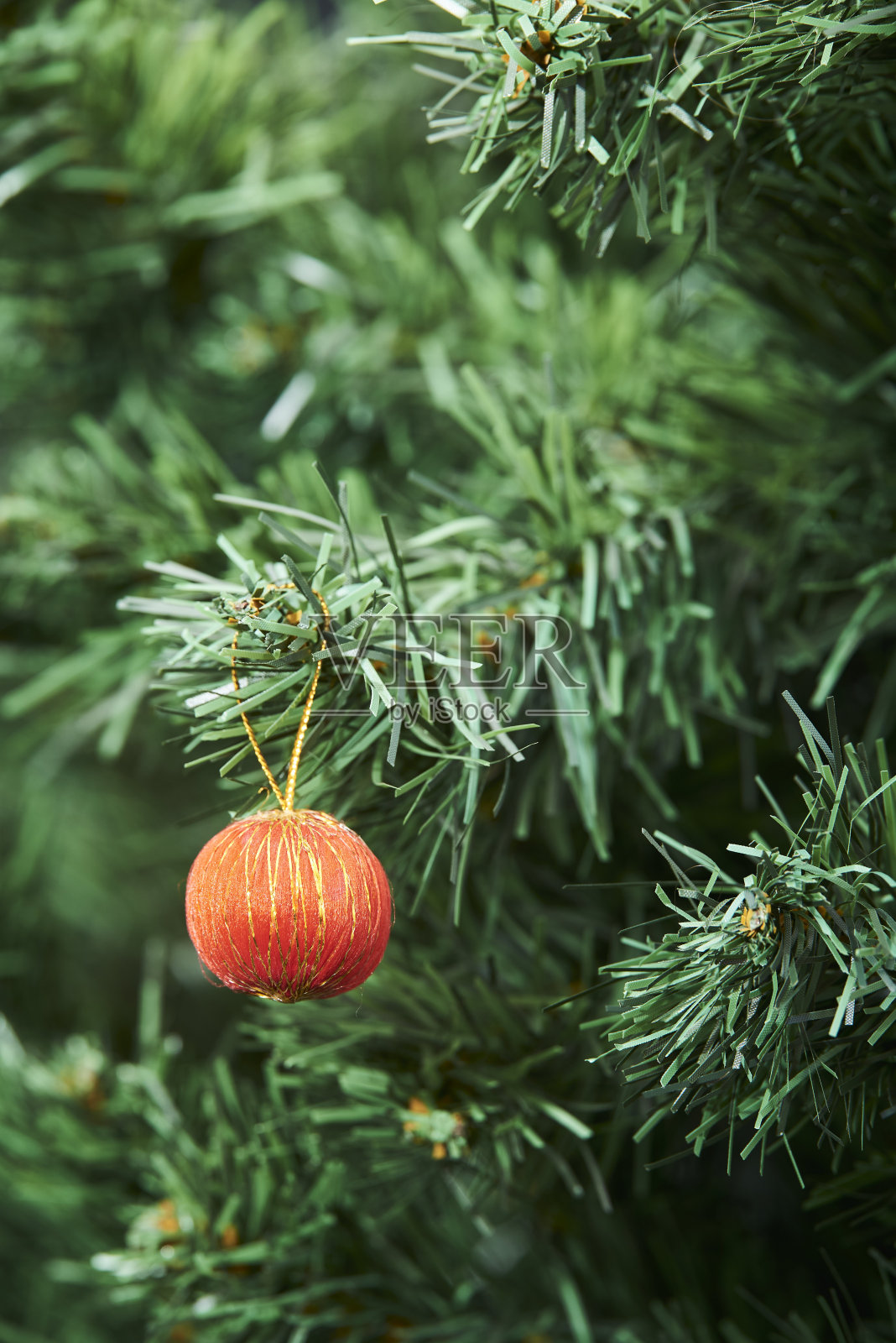红色和金色的漂亮的小玩意挂在圣诞树上照片摄影图片