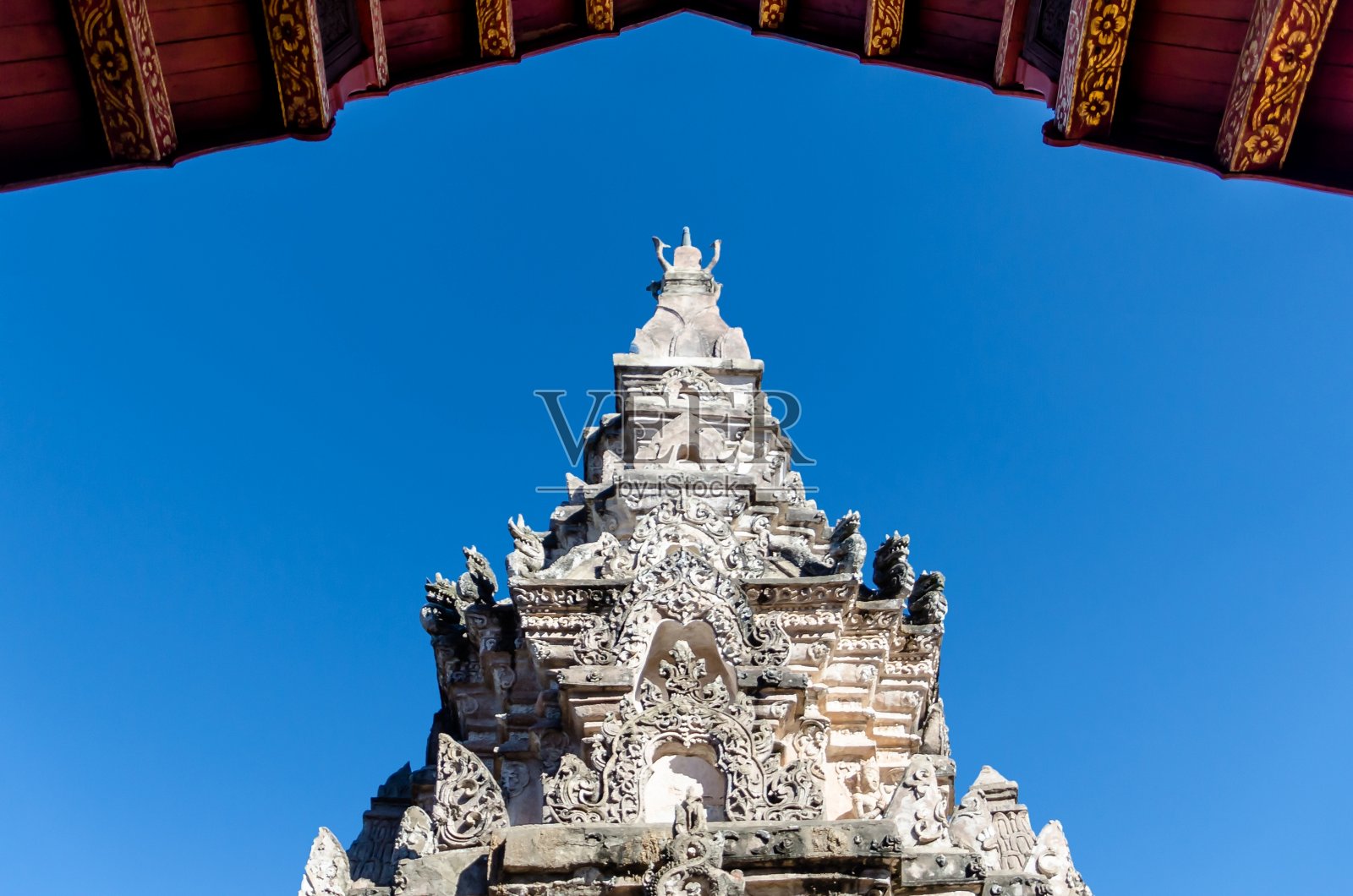 泰国南邦，南邦寺，南邦，老庙入口门的顶部。照片摄影图片