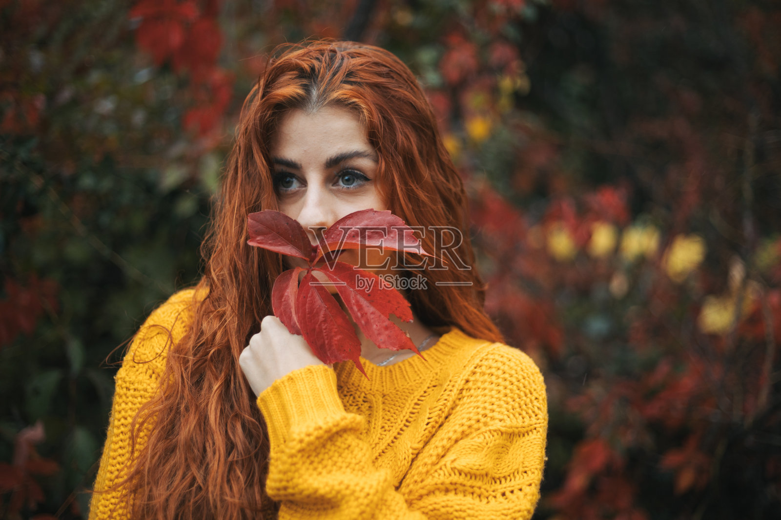 漂亮的女人在户外照片摄影图片