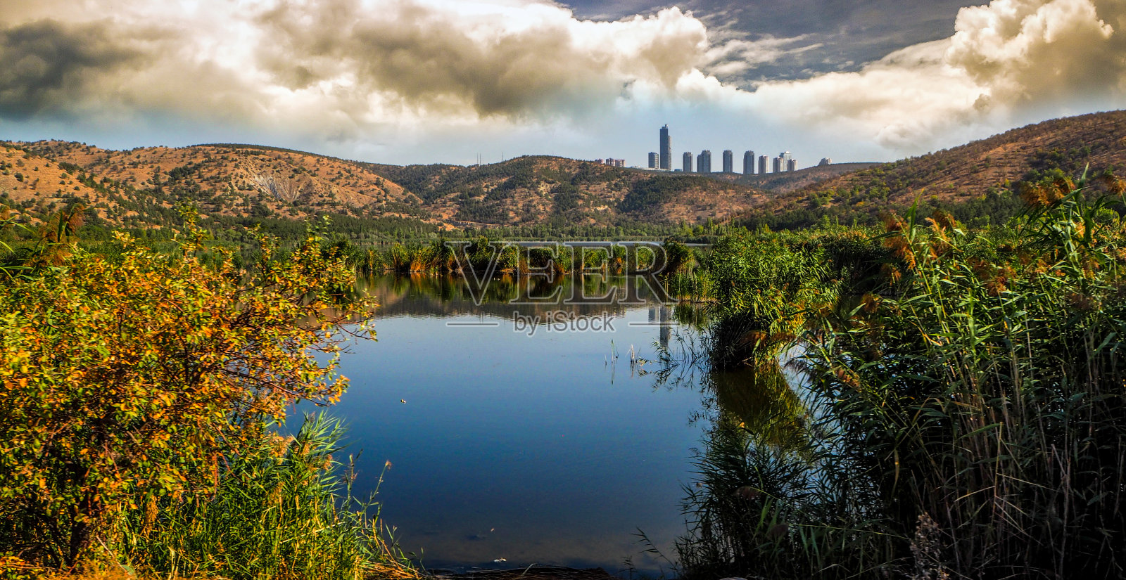 日落时美丽的湖泊和森林照片摄影图片