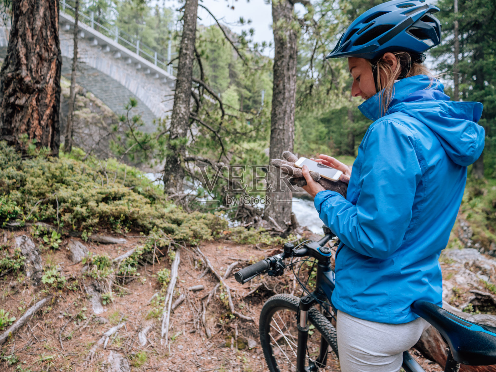 山地车看手机照片摄影图片