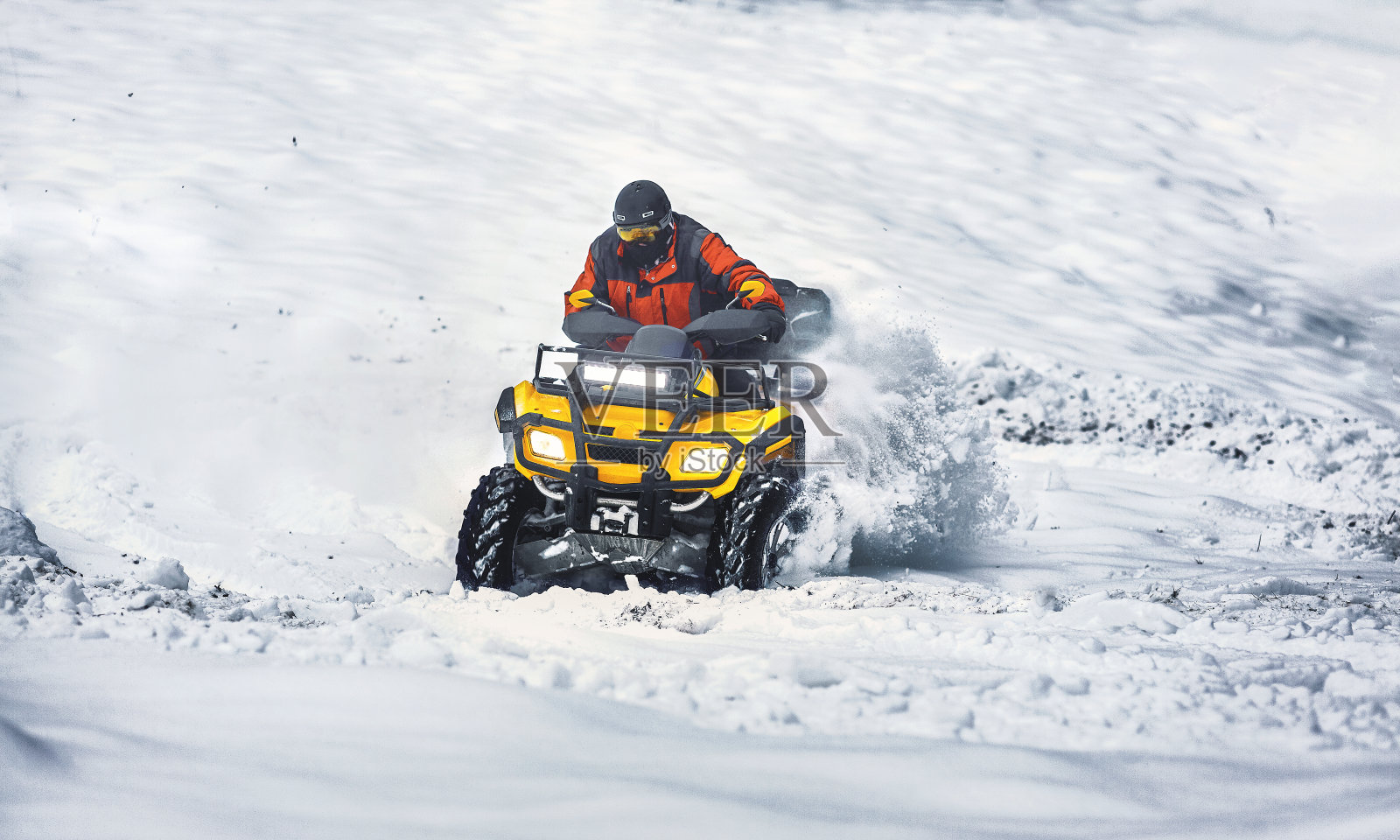 冬天在森林里骑四轮自行车散步。照片摄影图片