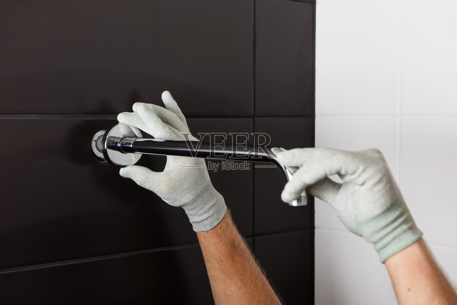 安装内置淋浴龙头的水管。照片摄影图片