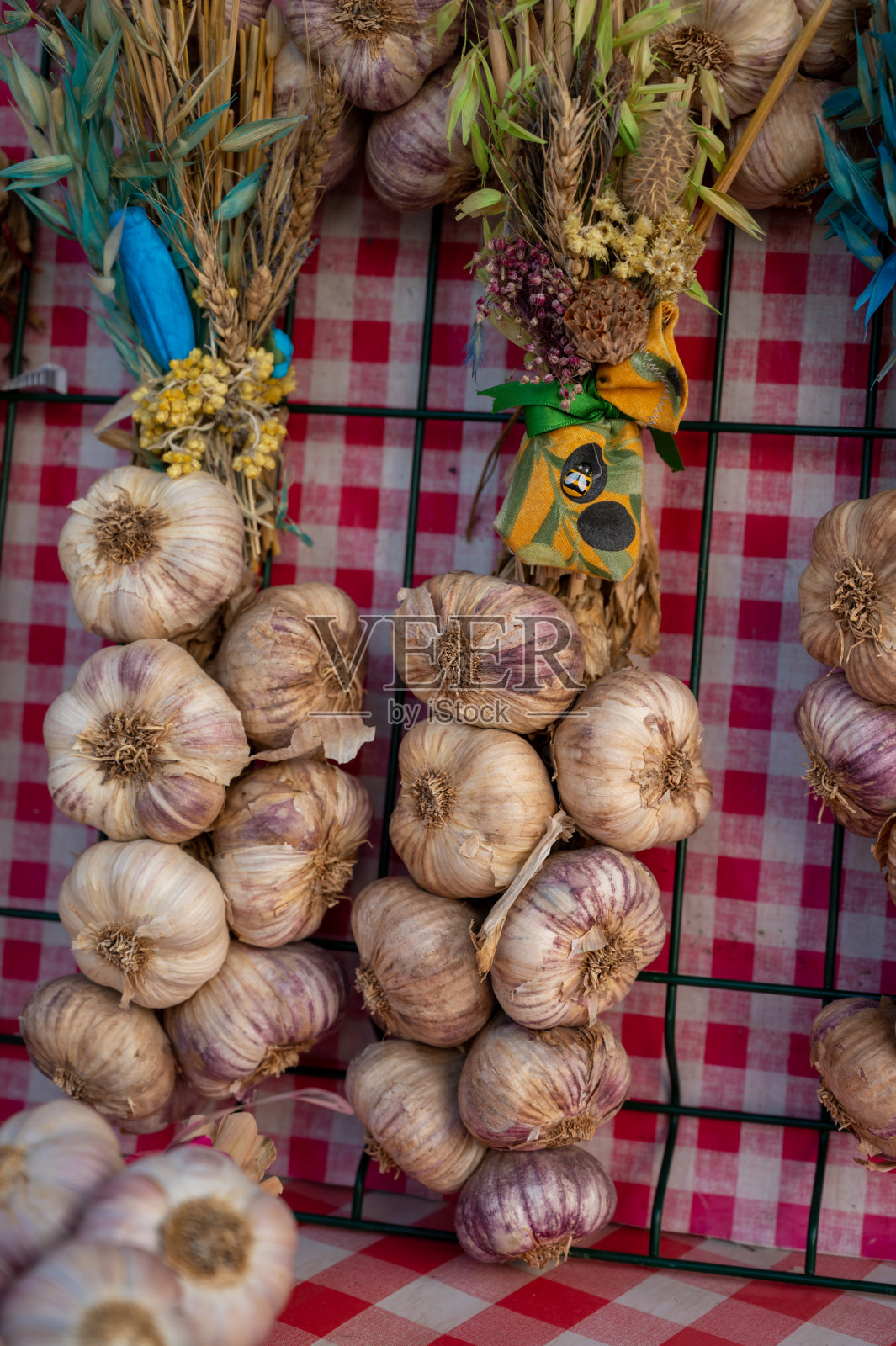 一束新鲜芳香的法国紫罗兰或玫瑰蒜照片摄影图片