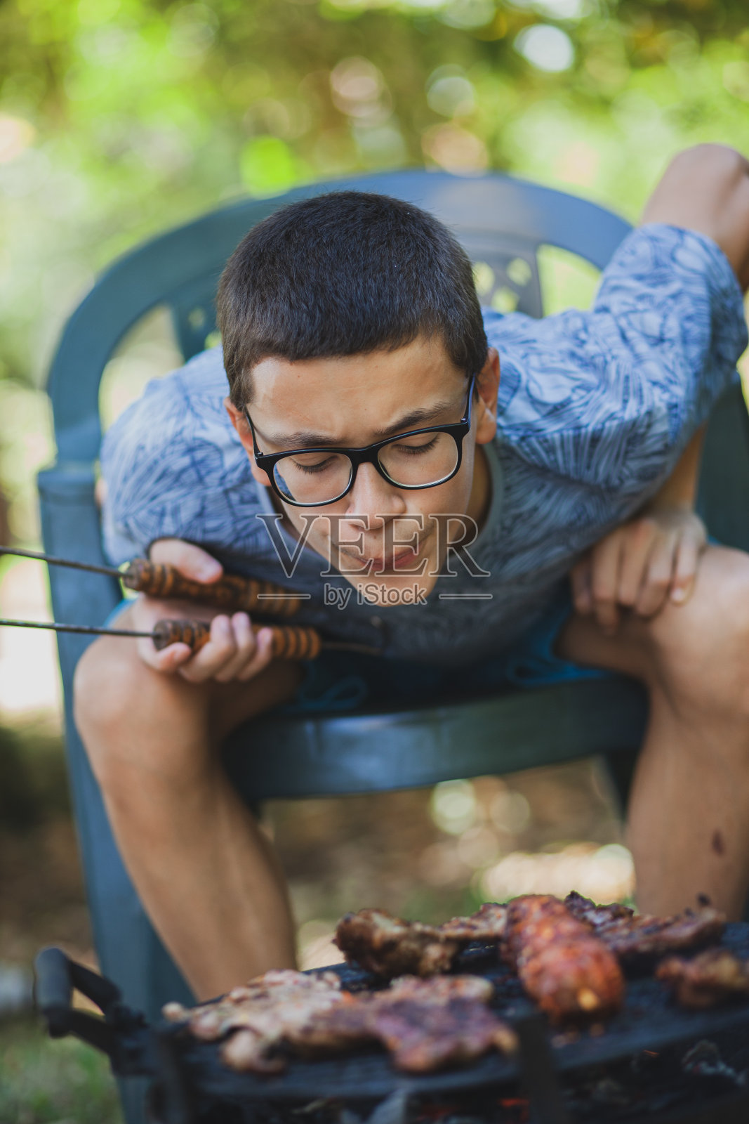 大家庭在后院享受准备烧烤的乐趣照片摄影图片