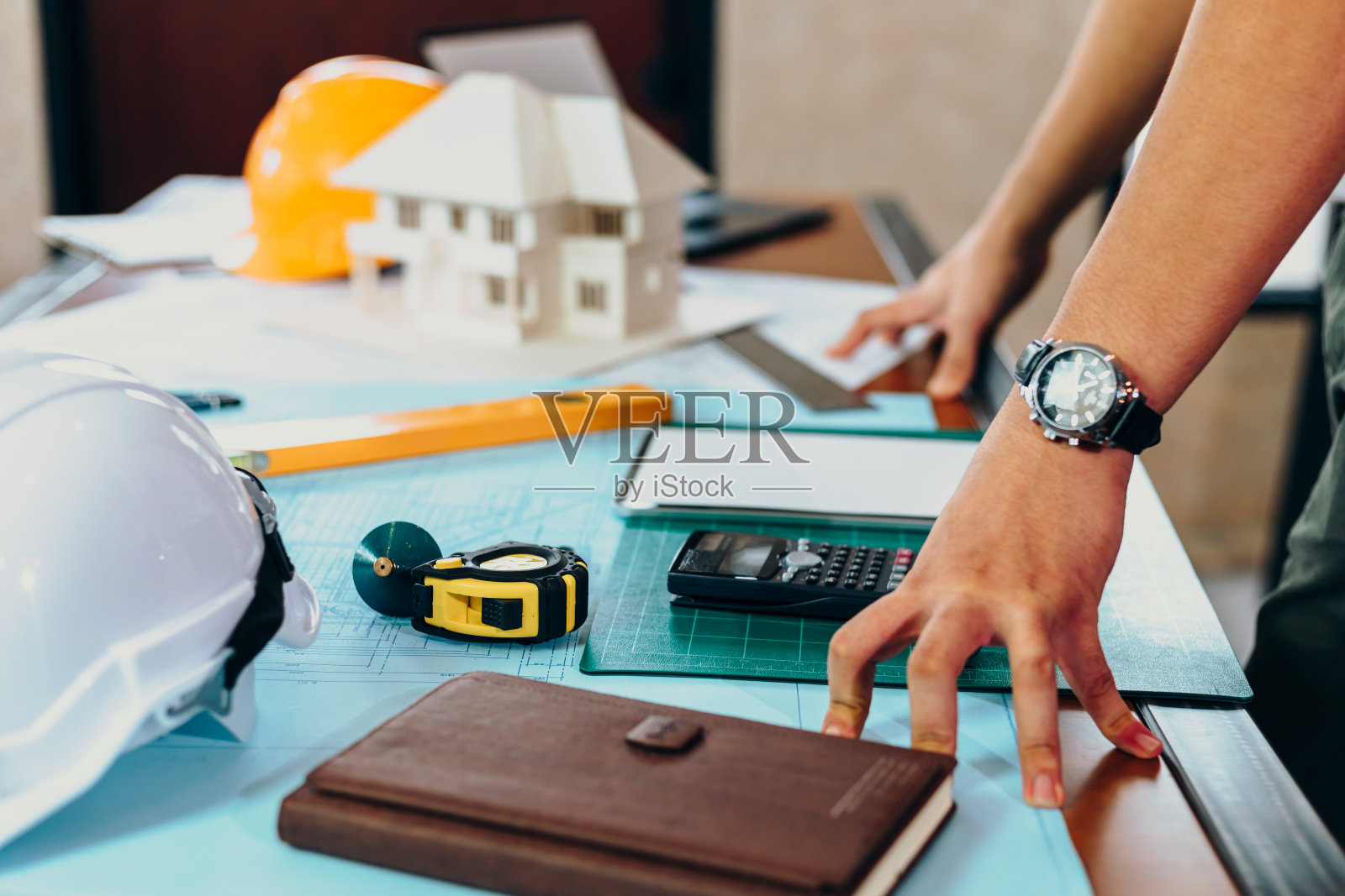 测量卷尺，计算，安全帽，书本上的蓝图。工程，平面，绘图工具和设备的概念。照片摄影图片