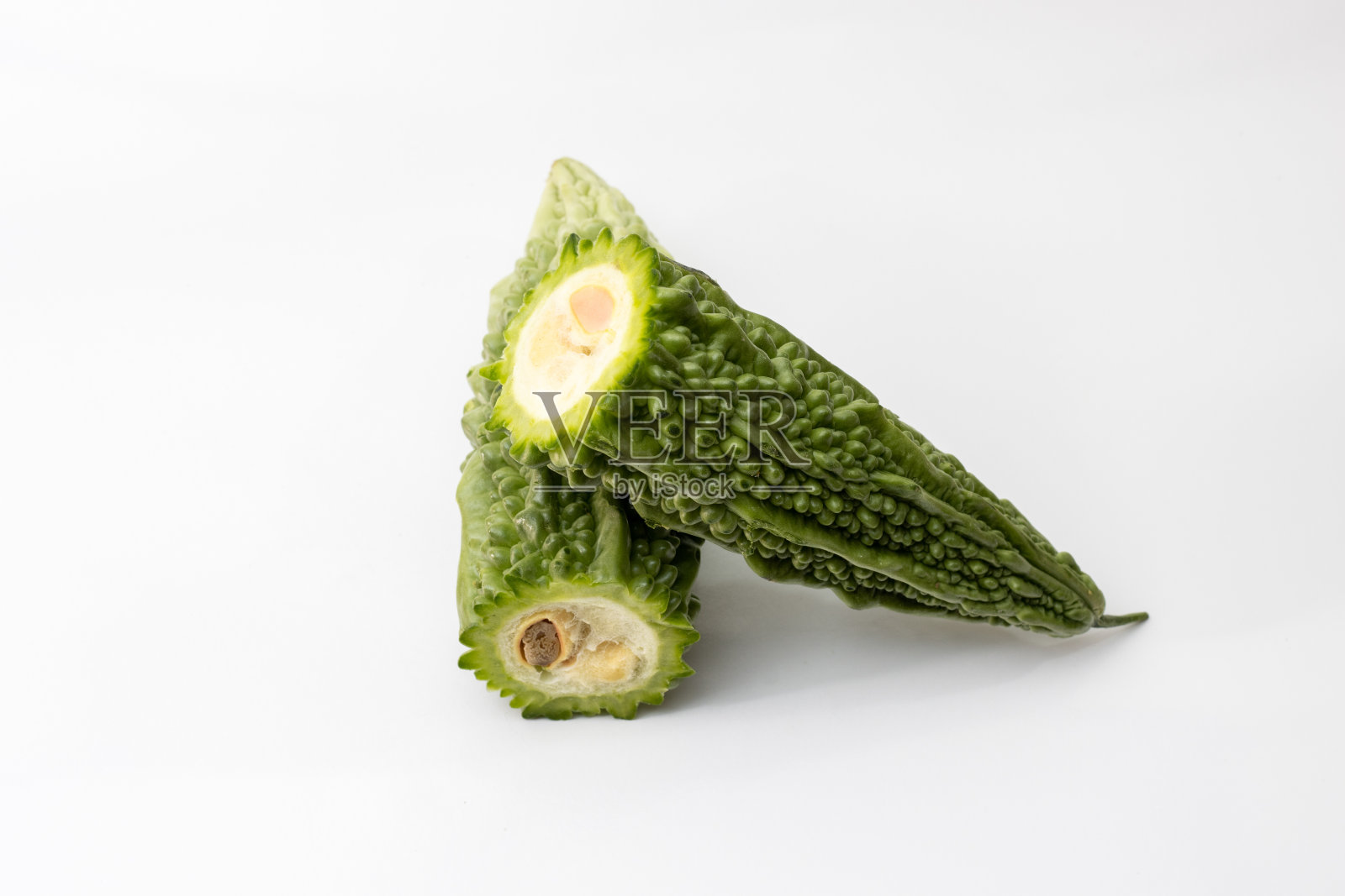 两片苦瓜在孤立的白色背景上照片摄影图片