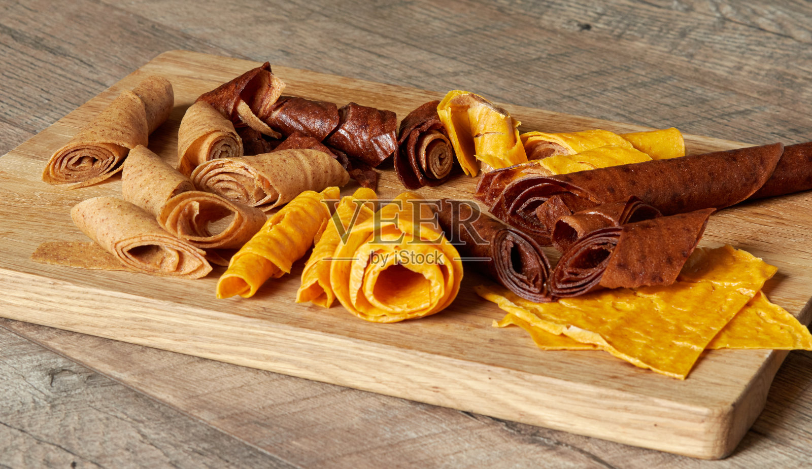 水果锭剂。来自浆果和水果的天然甜食。有用的糖果有软糖、水果片。膳食维生素营养。素食食物。照片摄影图片