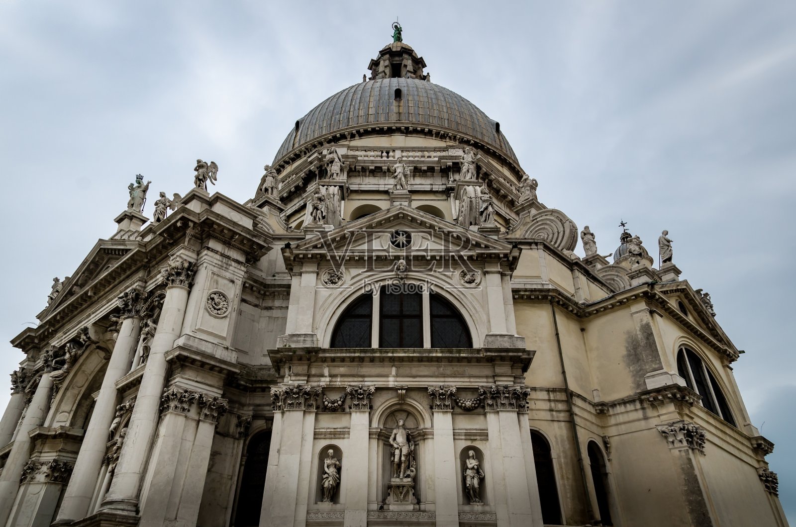 近距离观看圣玛丽大教堂或圣玛丽亚德拉敬礼大运河在威尼斯，意大利照片摄影图片