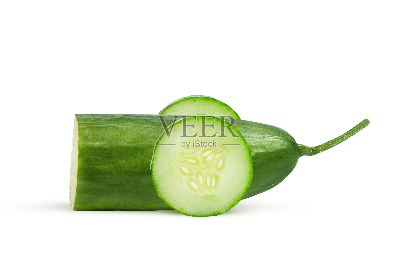白色背景上的半根新鲜的绿黄瓜照片摄影图片