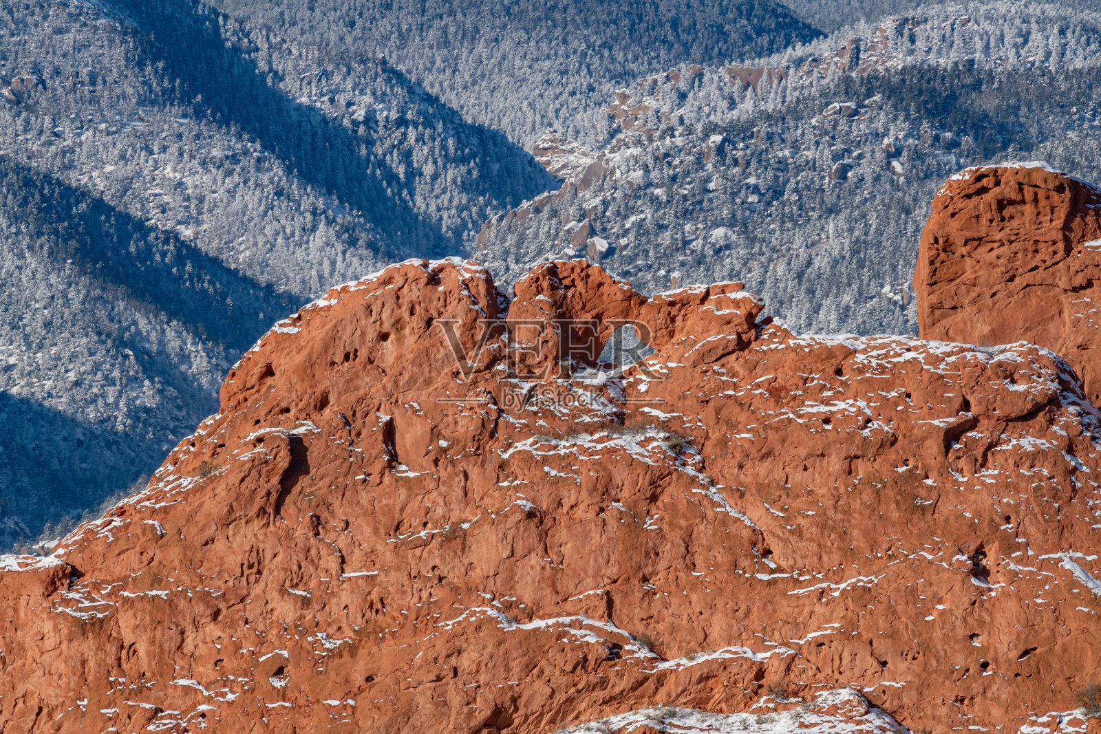 天神花园高大的岩石在冬季降雪后形成照片摄影图片