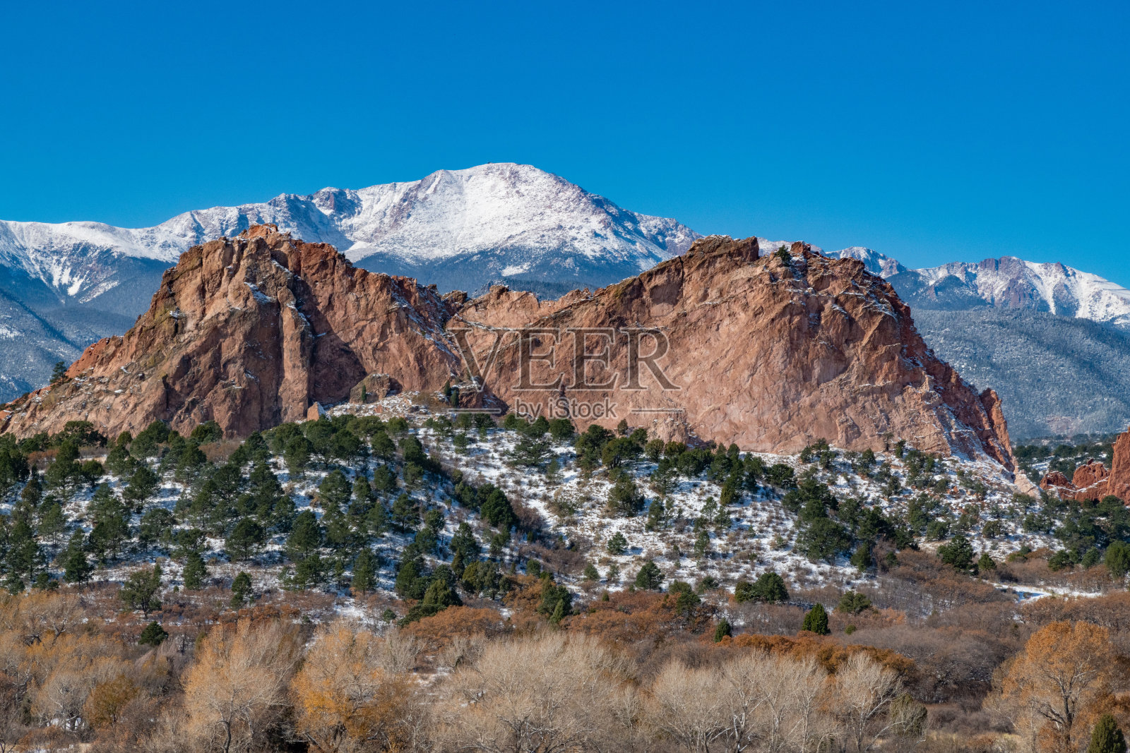 派克峰山-花园的神高大的岩石形成后，冬季降雪照片摄影图片