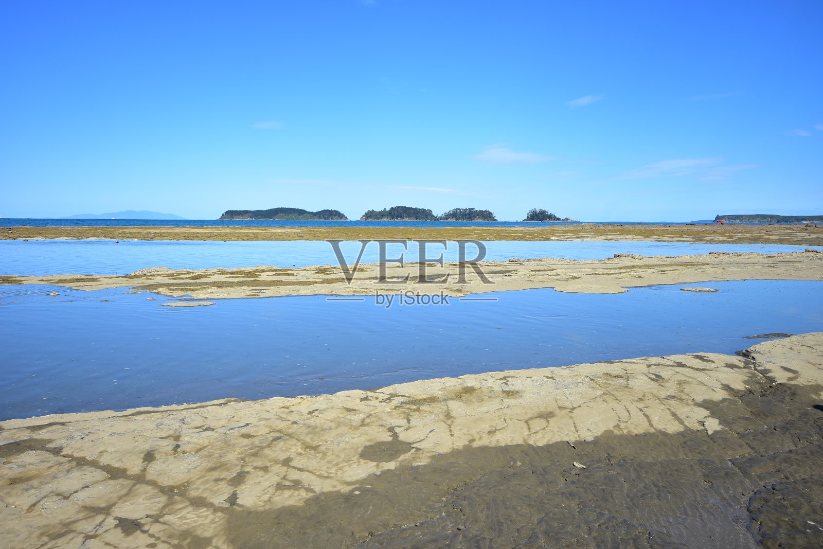 平坦的岩石海岸和岛屿照片摄影图片
