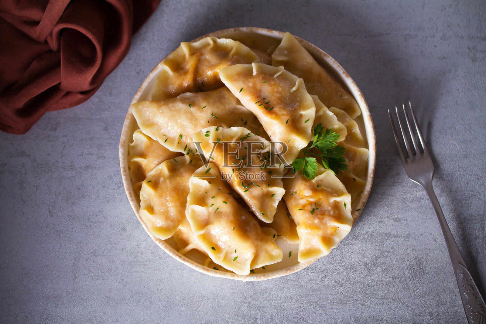 饺子，包着卷心菜。Pierogi, varenyky, vareniki，火锅包馅照片摄影图片