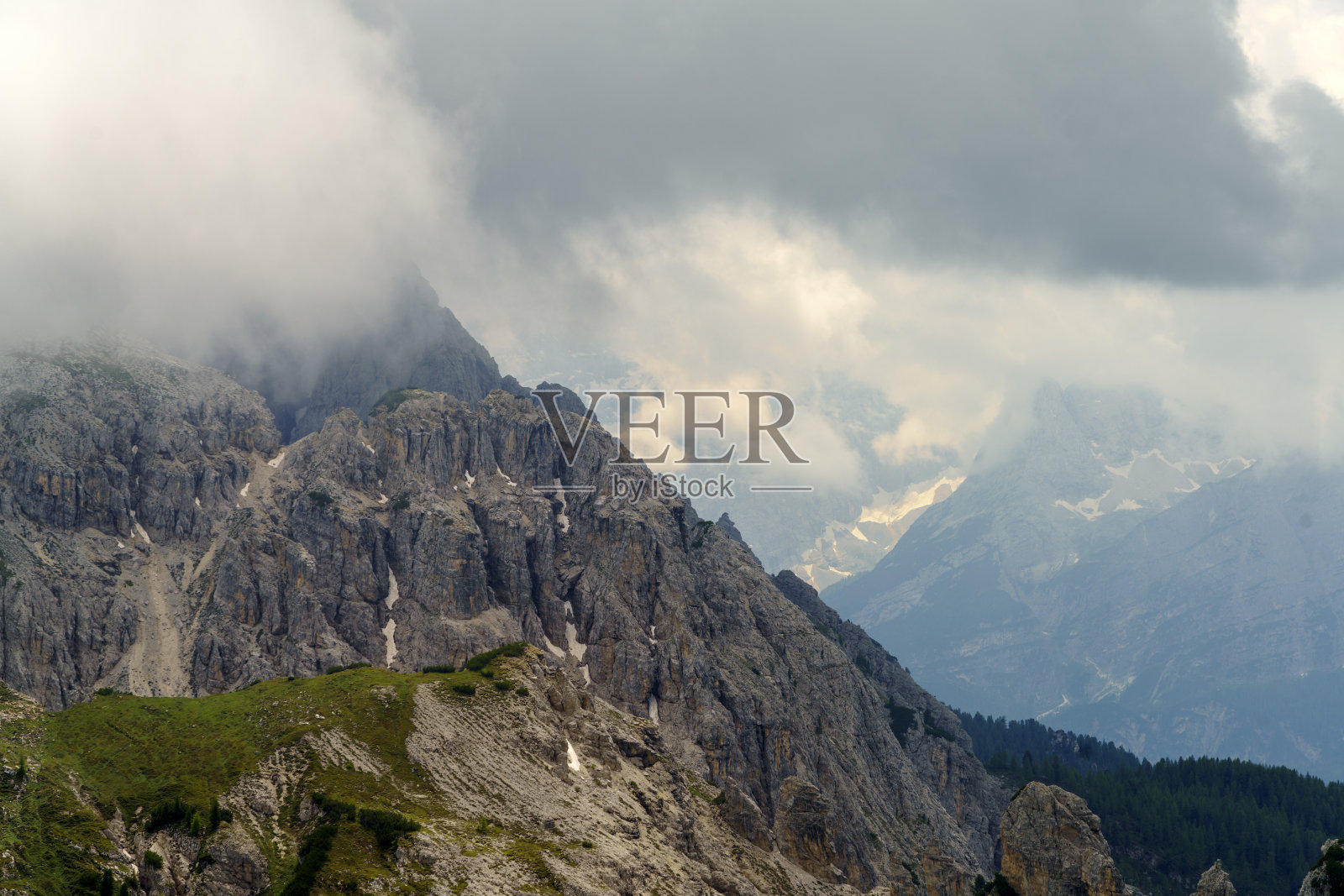 在Dolomites，通往Tre Cime di Lavaredo的路上，夏天照片摄影图片