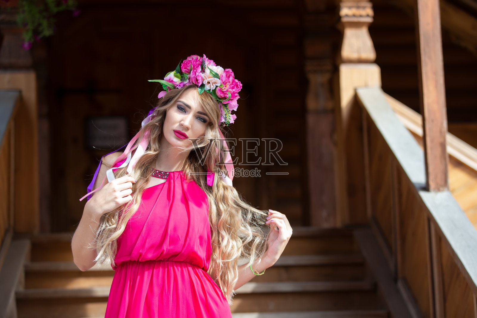 斯拉夫妇女，头上戴花环和丝带。美丽的乌克兰。照片摄影图片