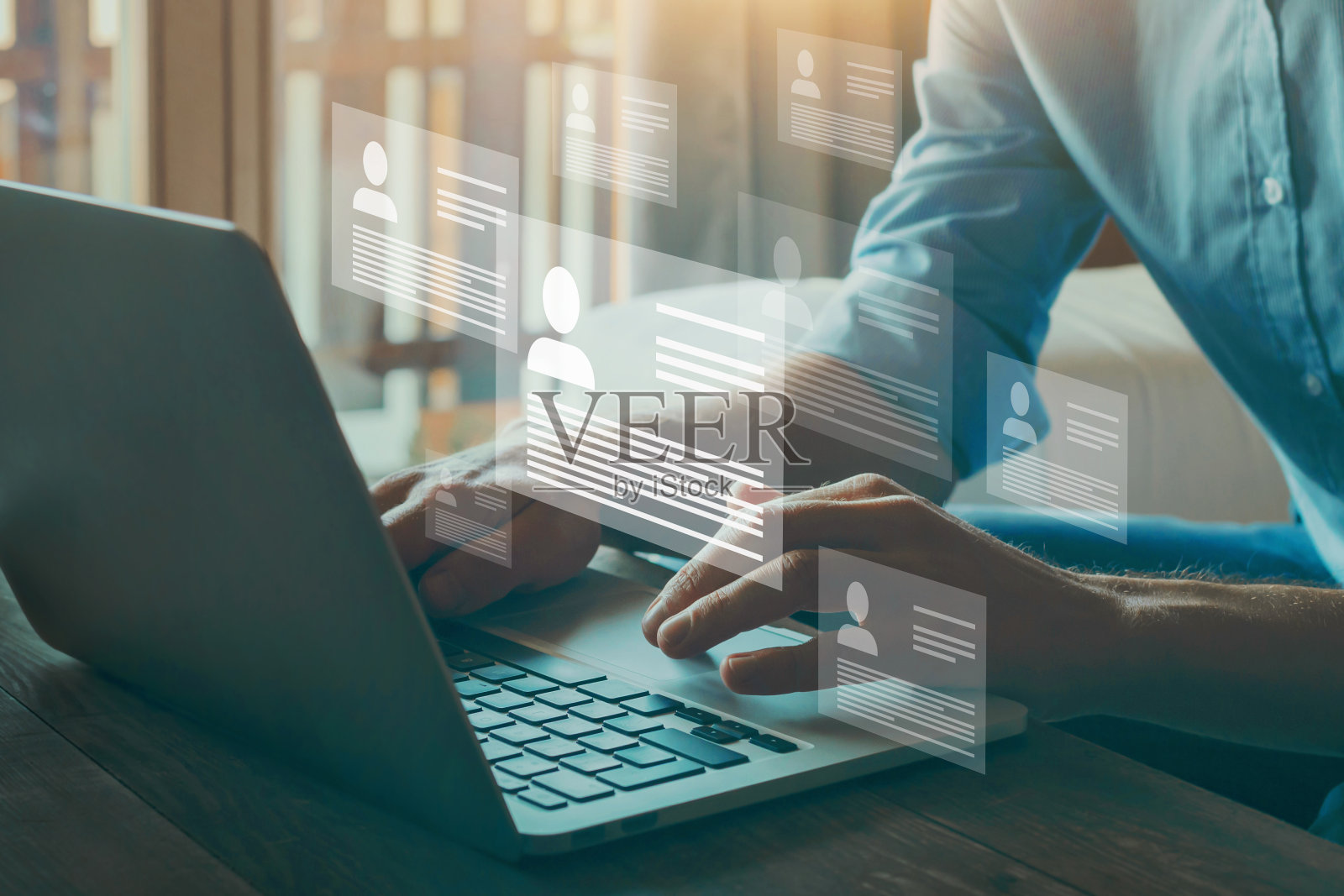 人力资源经理看许多不同的简历。照片摄影图片