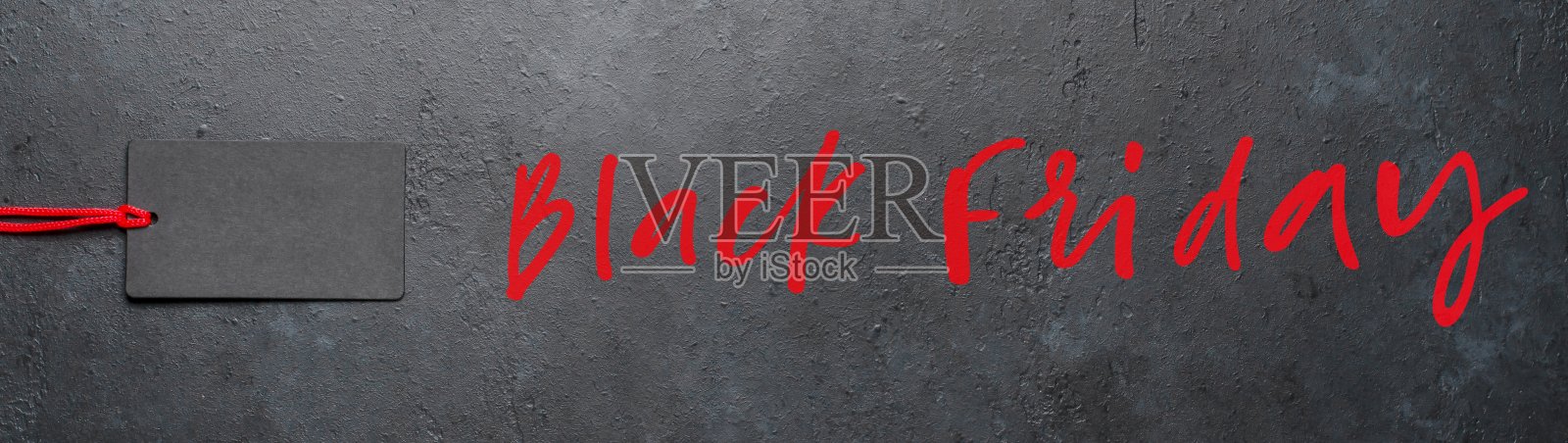 黑色星期五——黑色混凝土背景上的红色手写碑文。黑色的标签。副本的空间。假日销售的概念。照片摄影图片