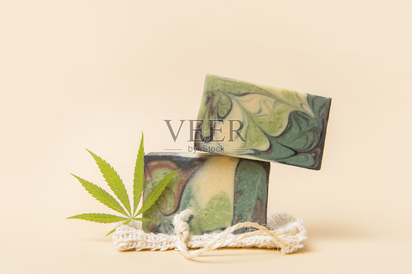 自制大麻皂和大麻绿叶。温泉有机肥皂。含有药用CBD的有机护肤产品。“零浪费”的概念照片摄影图片