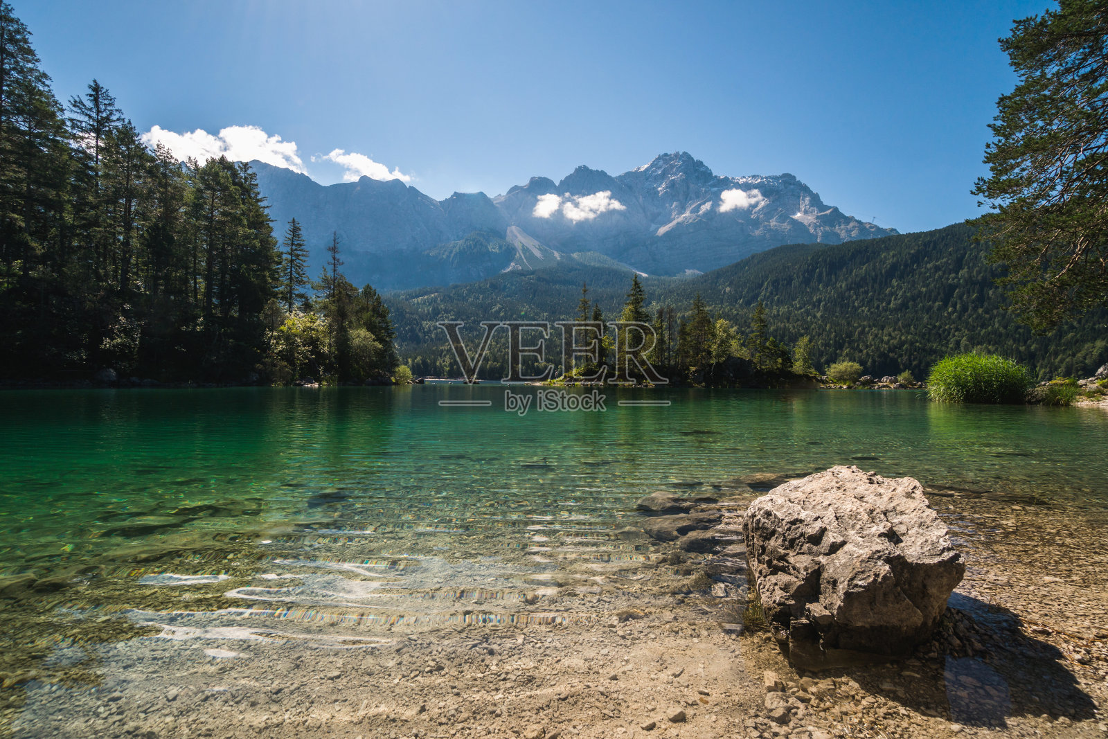 巴伐利亚Eibsee湖和德国最高点Zugspitze山的美丽景色照片摄影图片