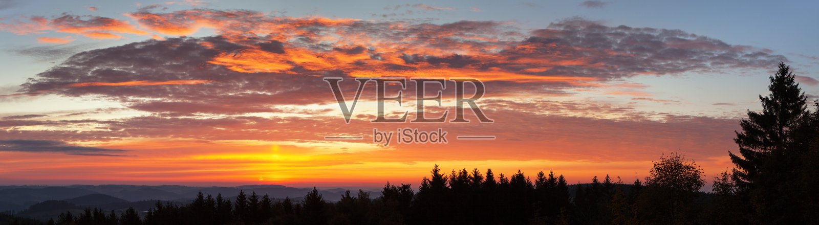 傍晚日落的美丽的天空和红色的云照片摄影图片