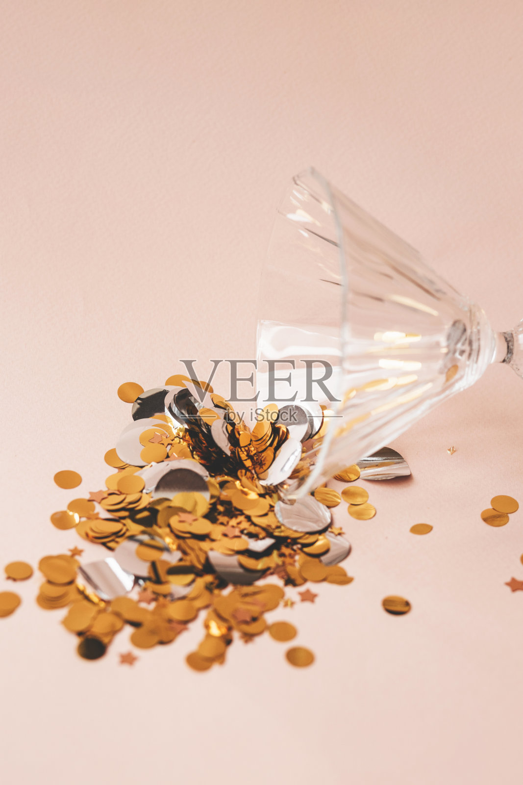 金色的酒杯照片摄影图片