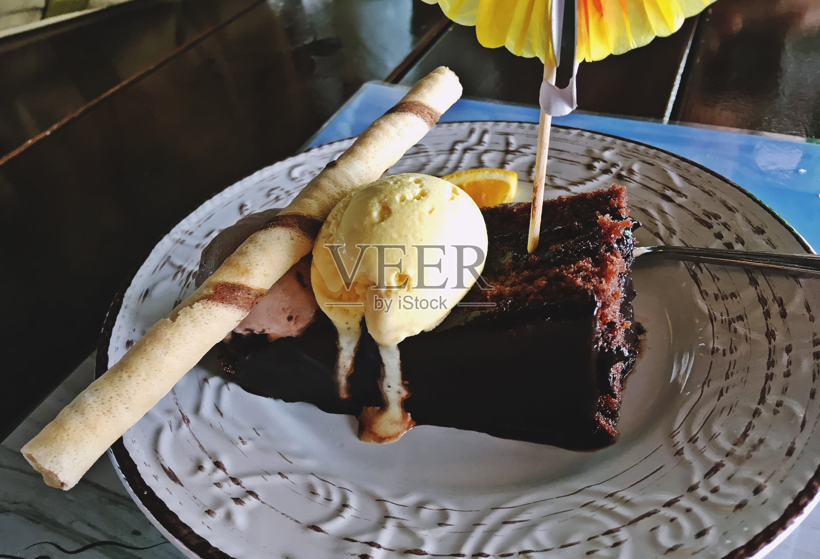 由巧克力蛋糕和冰淇淋组成的美味甜点。照片摄影图片