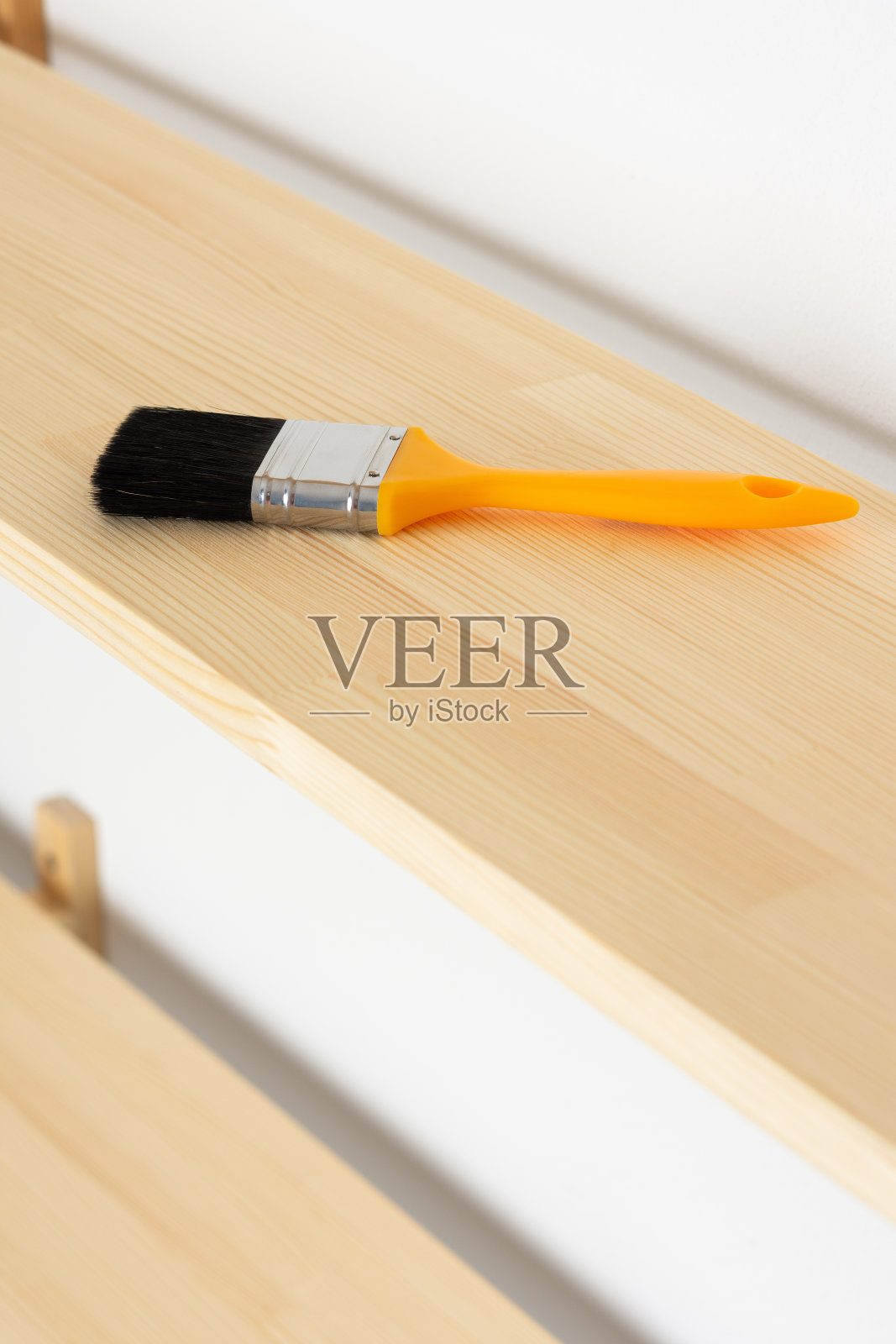 木架上的油漆刷照片摄影图片