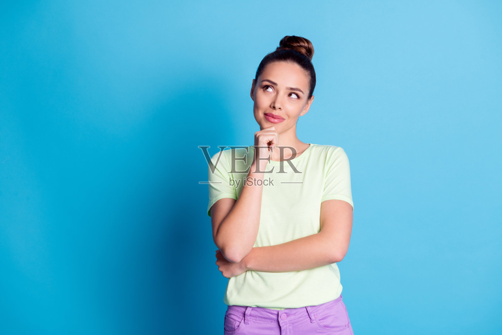 有思想的女孩的照片触摸手指下巴看空的空间思考思想孤立在蓝色的背景照片摄影图片