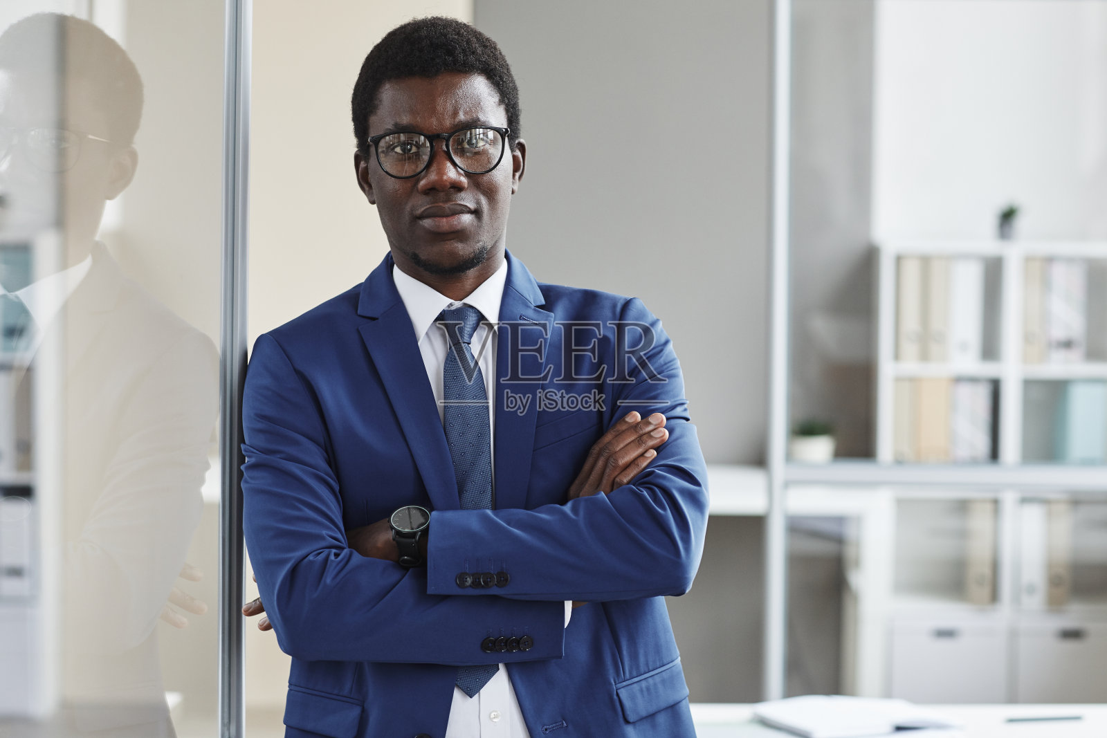 站在办公室的非洲领导人照片摄影图片