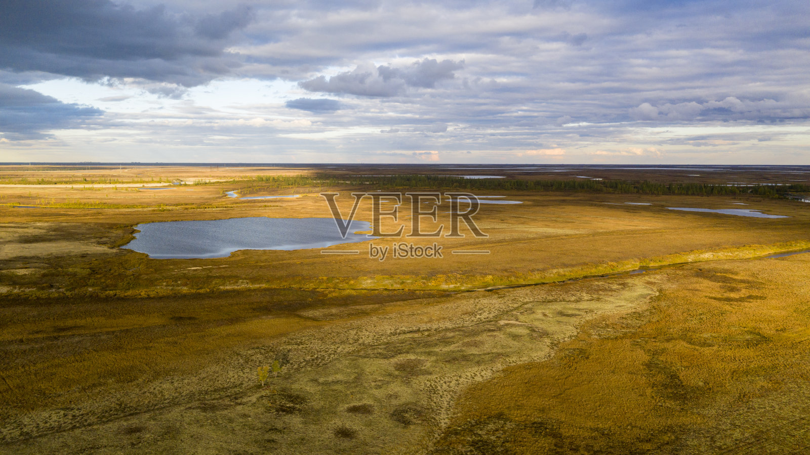 秋天的森林苔原景观和沙质河岸，鸟瞰。北极圈,tunda。从直升机上俯瞰苔原的美丽风景。照片摄影图片