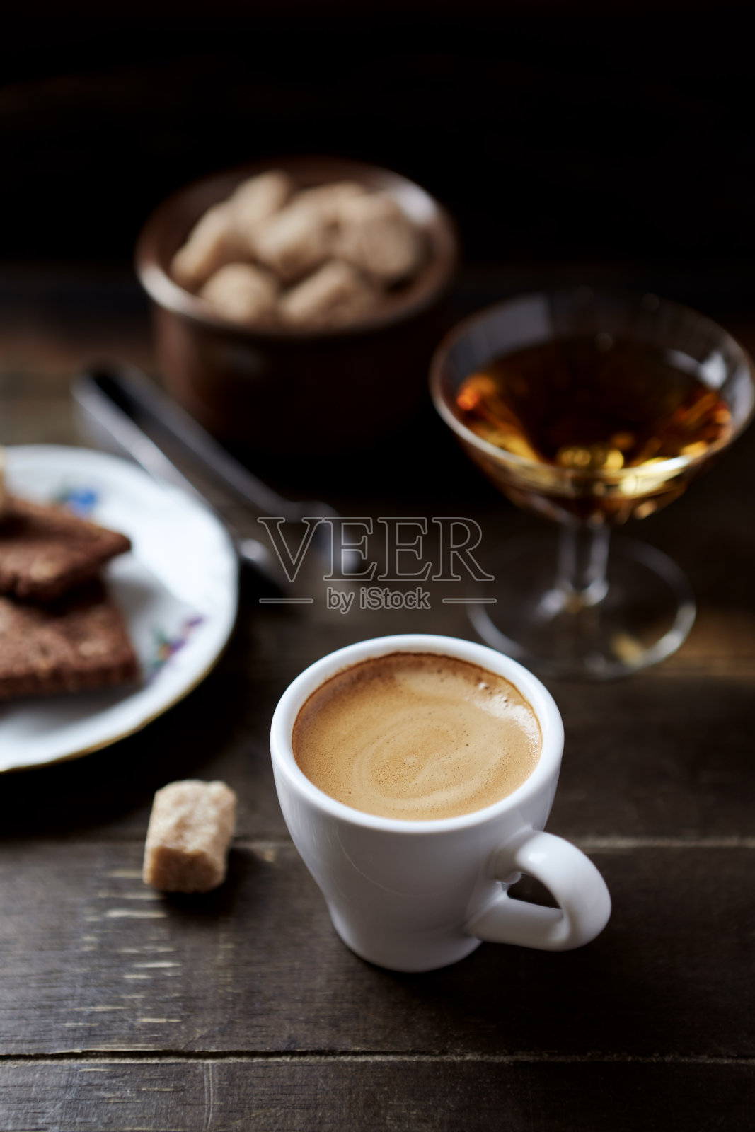 一杯咖啡在质朴的木制背景上。关闭了。照片摄影图片