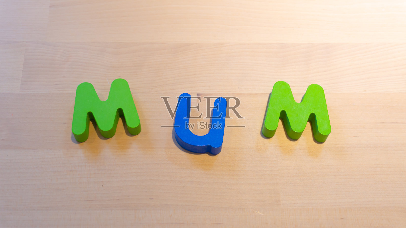 妈妈发短信，跳跃单词来表达节日的概念照片摄影图片