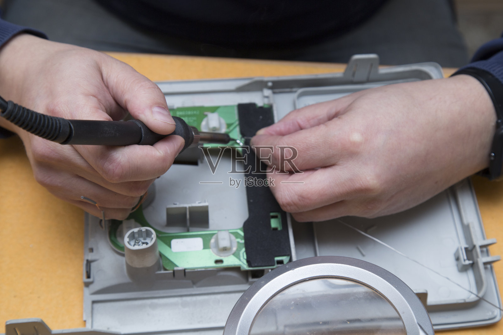 电子电路板的维修。照片摄影图片