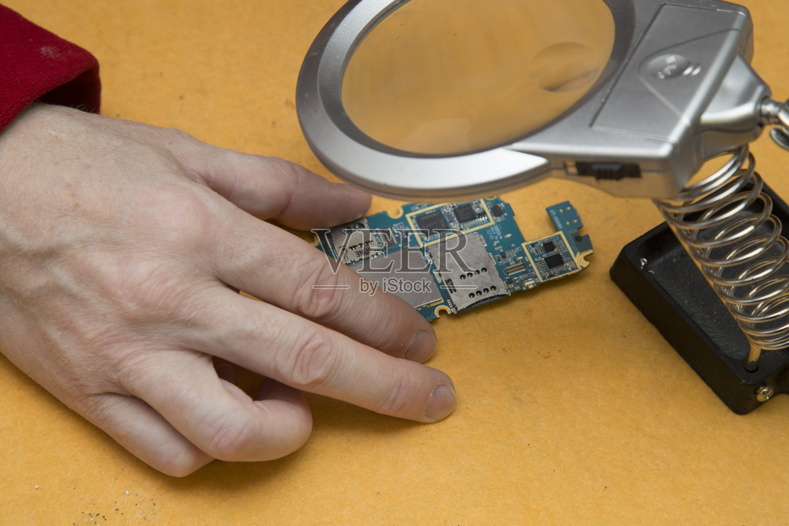 电子电路板的维修。照片摄影图片