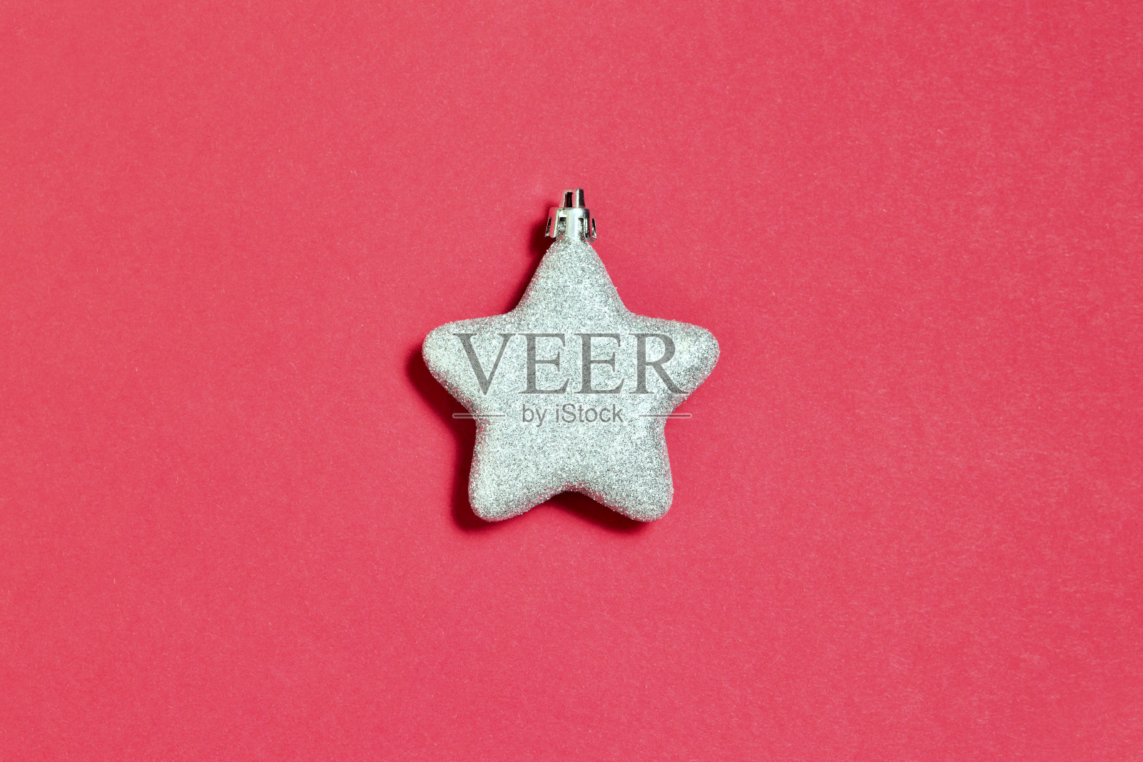 圣诞星星装饰在红纸背景上照片摄影图片