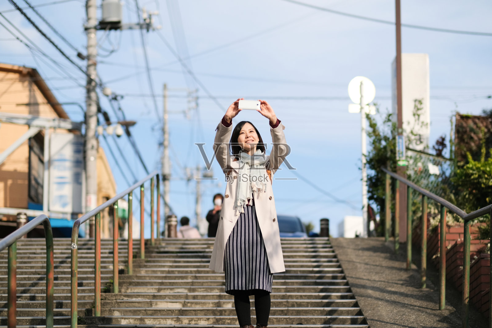 女游客在著名景点拍摄照片摄影图片