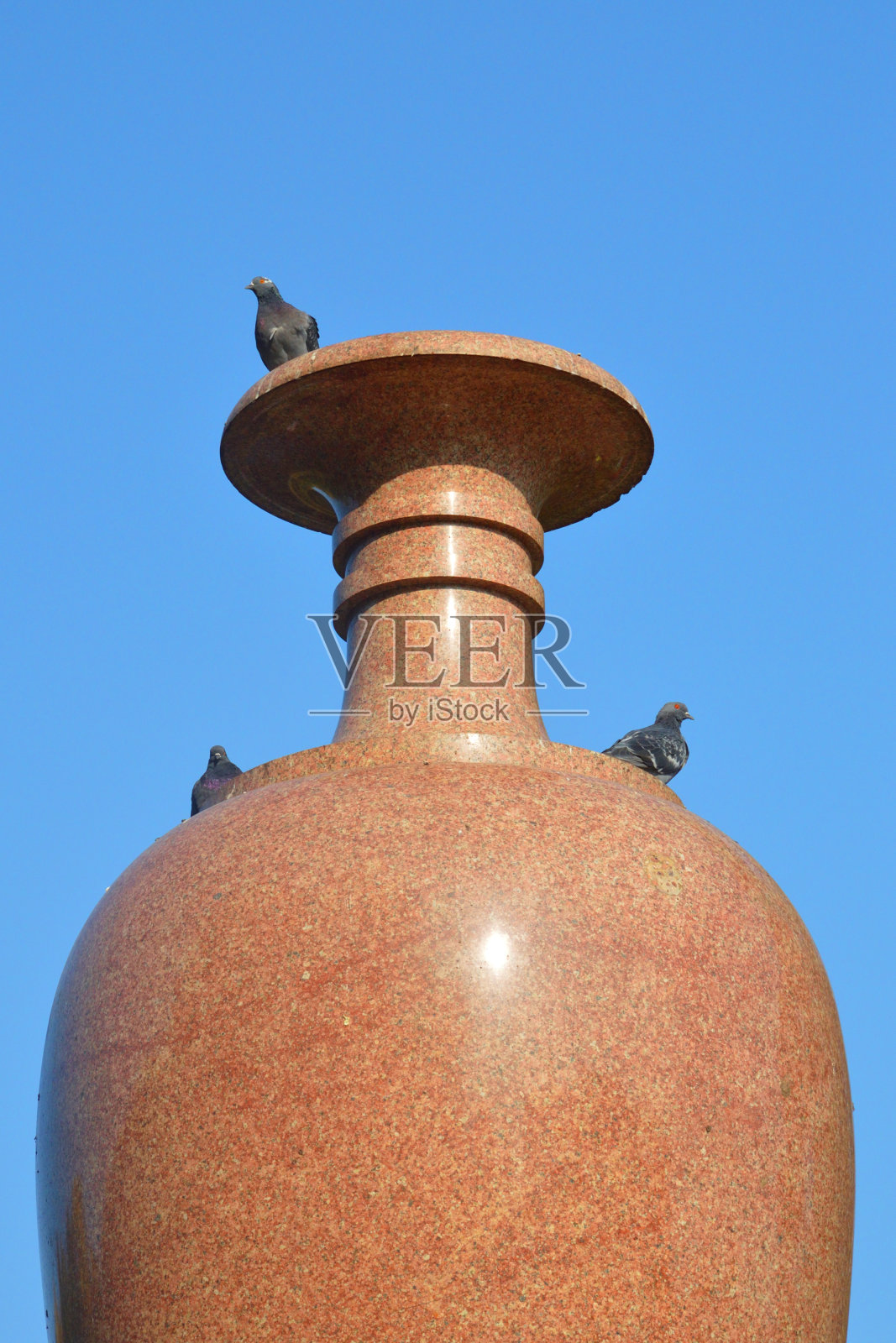 夏季花园的斑岩花瓶。照片摄影图片