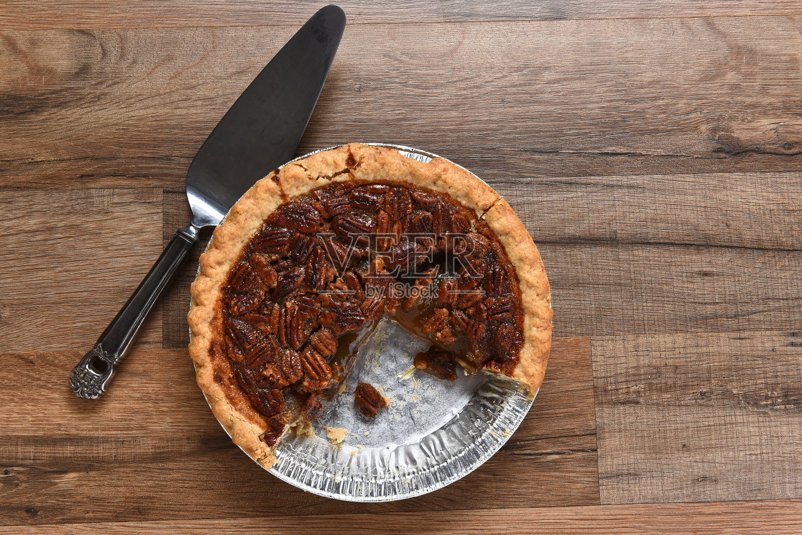 感恩节的山核桃派，罐头里少了一块。照片摄影图片