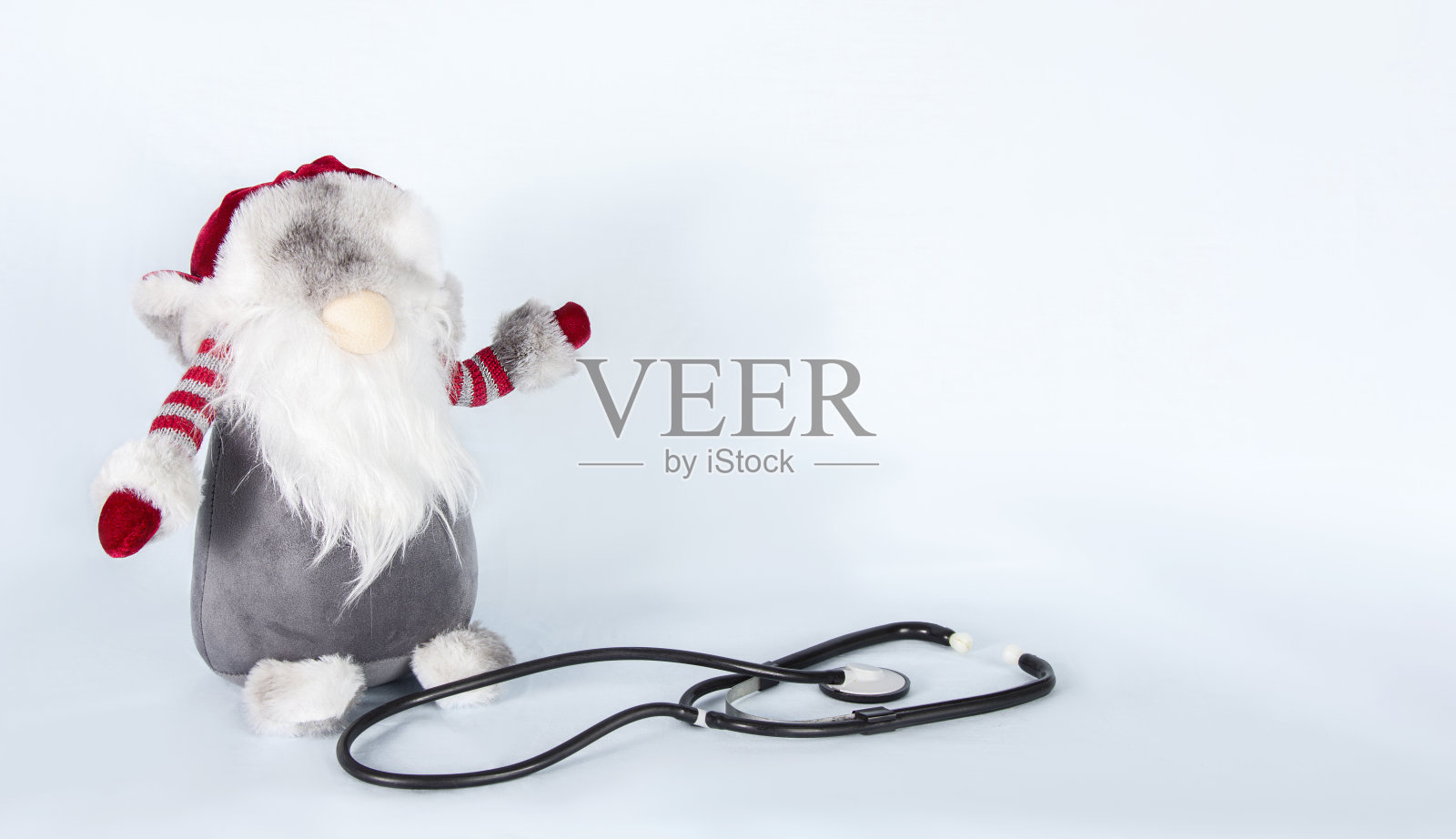 圣诞老人在派对上带着听诊器。圣诞医学概念新年诊所。照片摄影图片