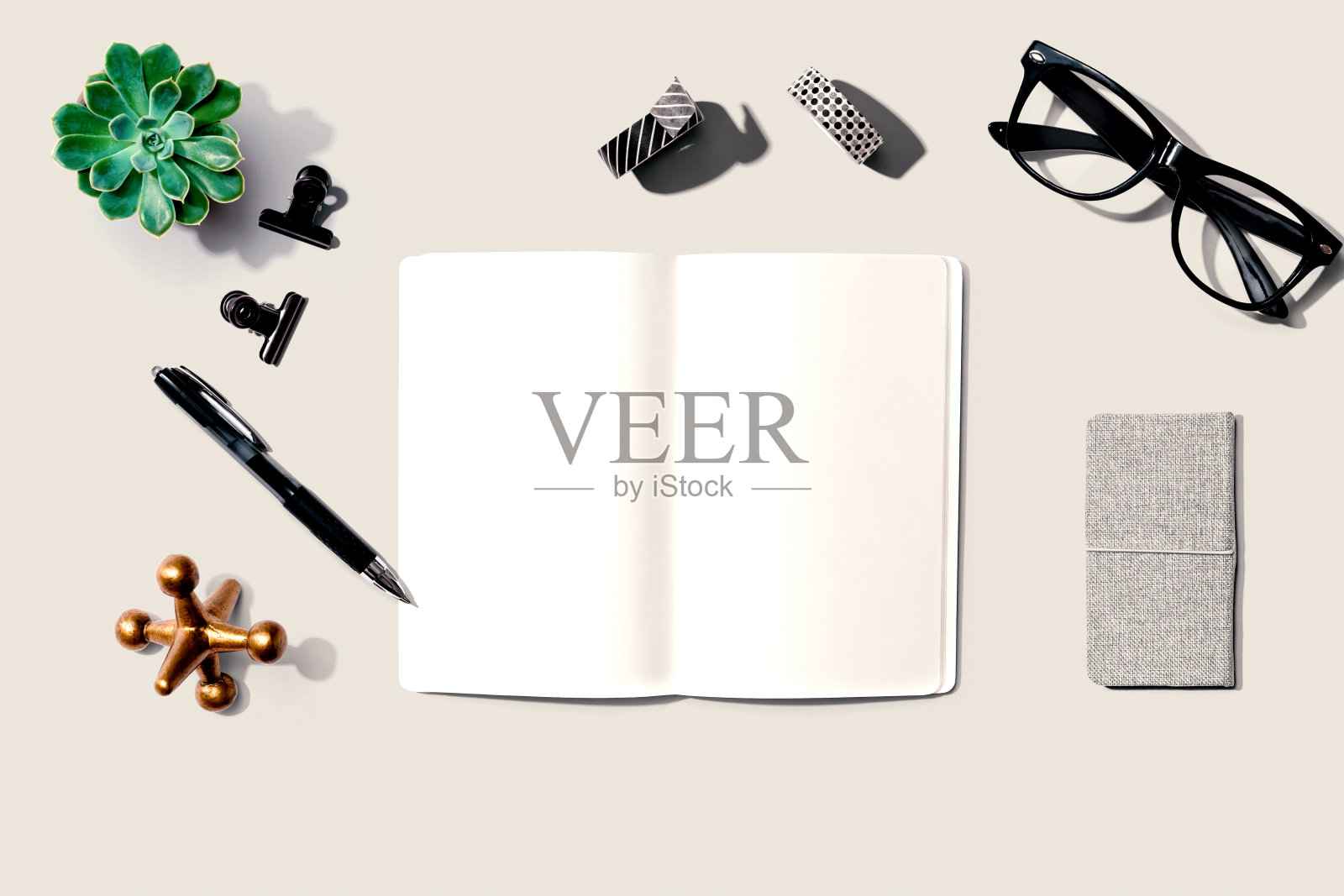 带办公用品的笔记本照片摄影图片