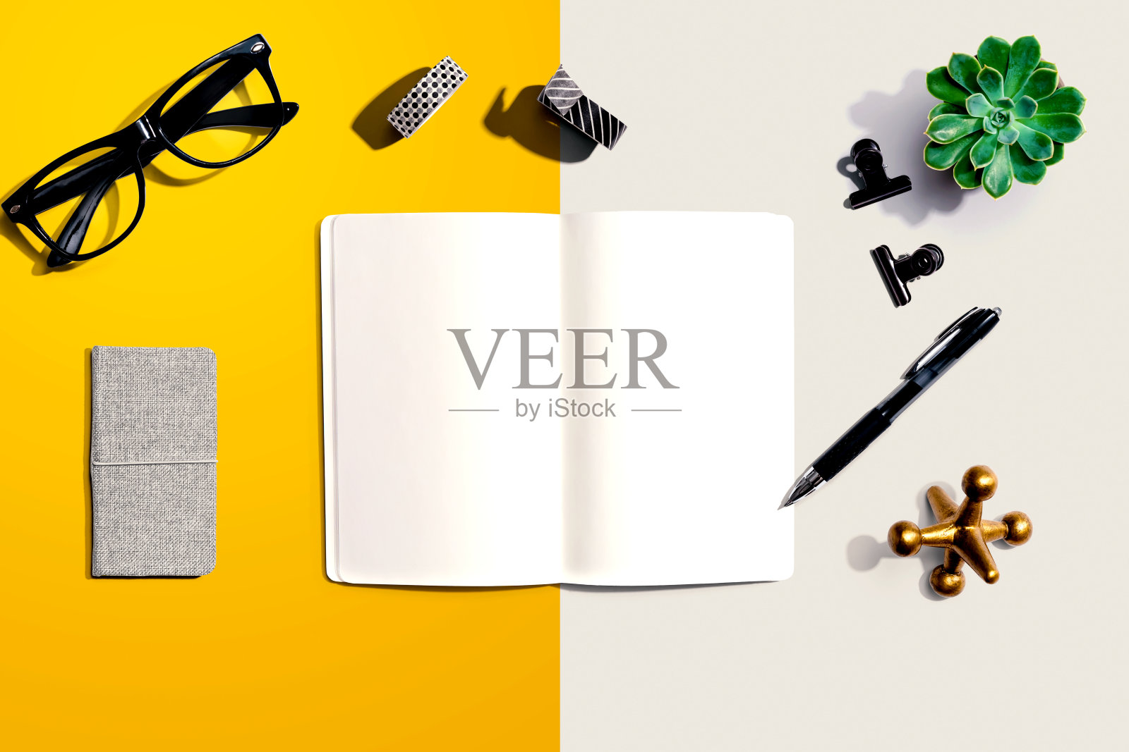 带办公用品的笔记本照片摄影图片