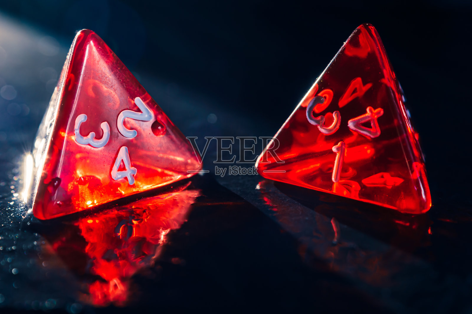 两个红色的4面骰子照片摄影图片