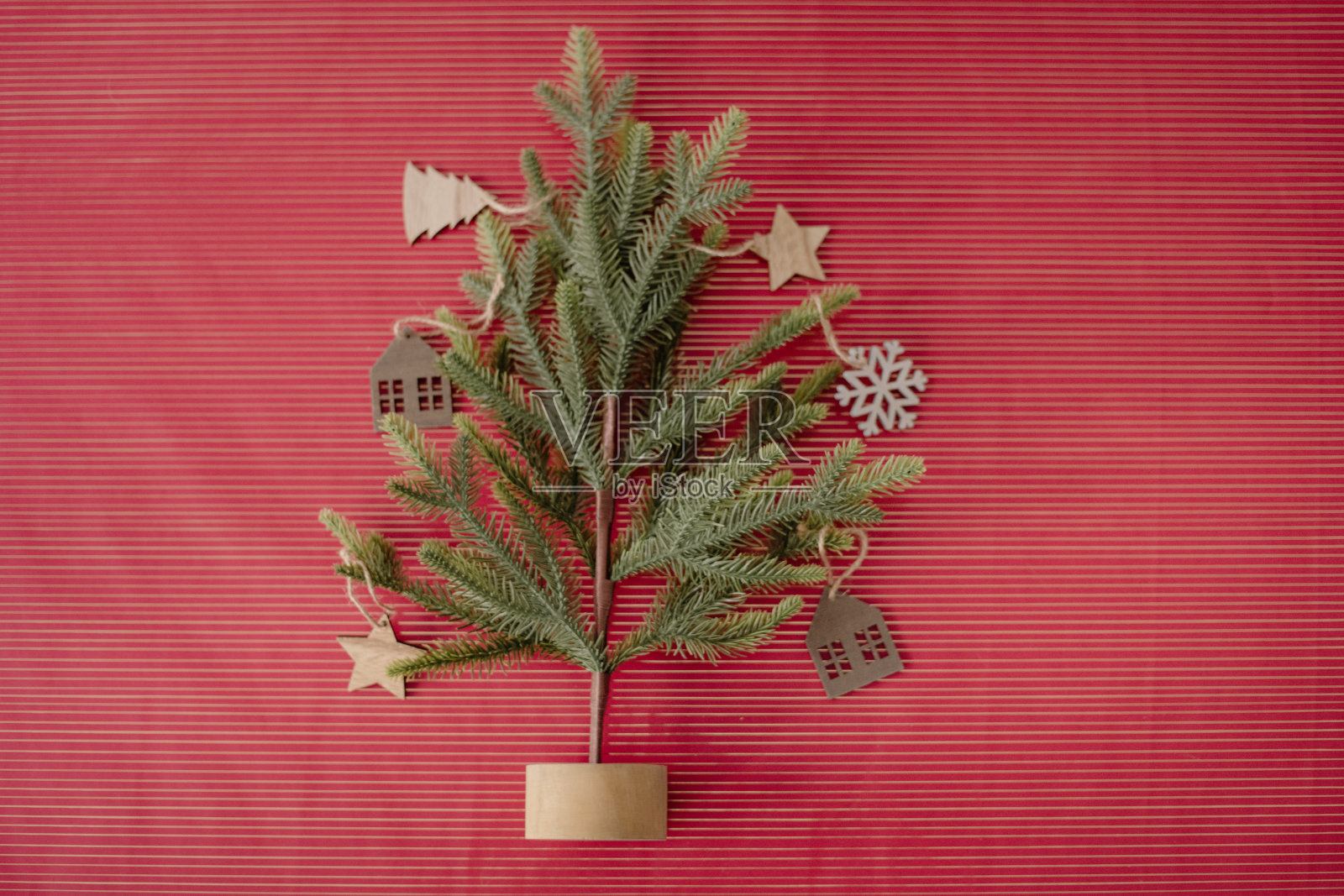 圣诞树平铺着红色的背景照片摄影图片