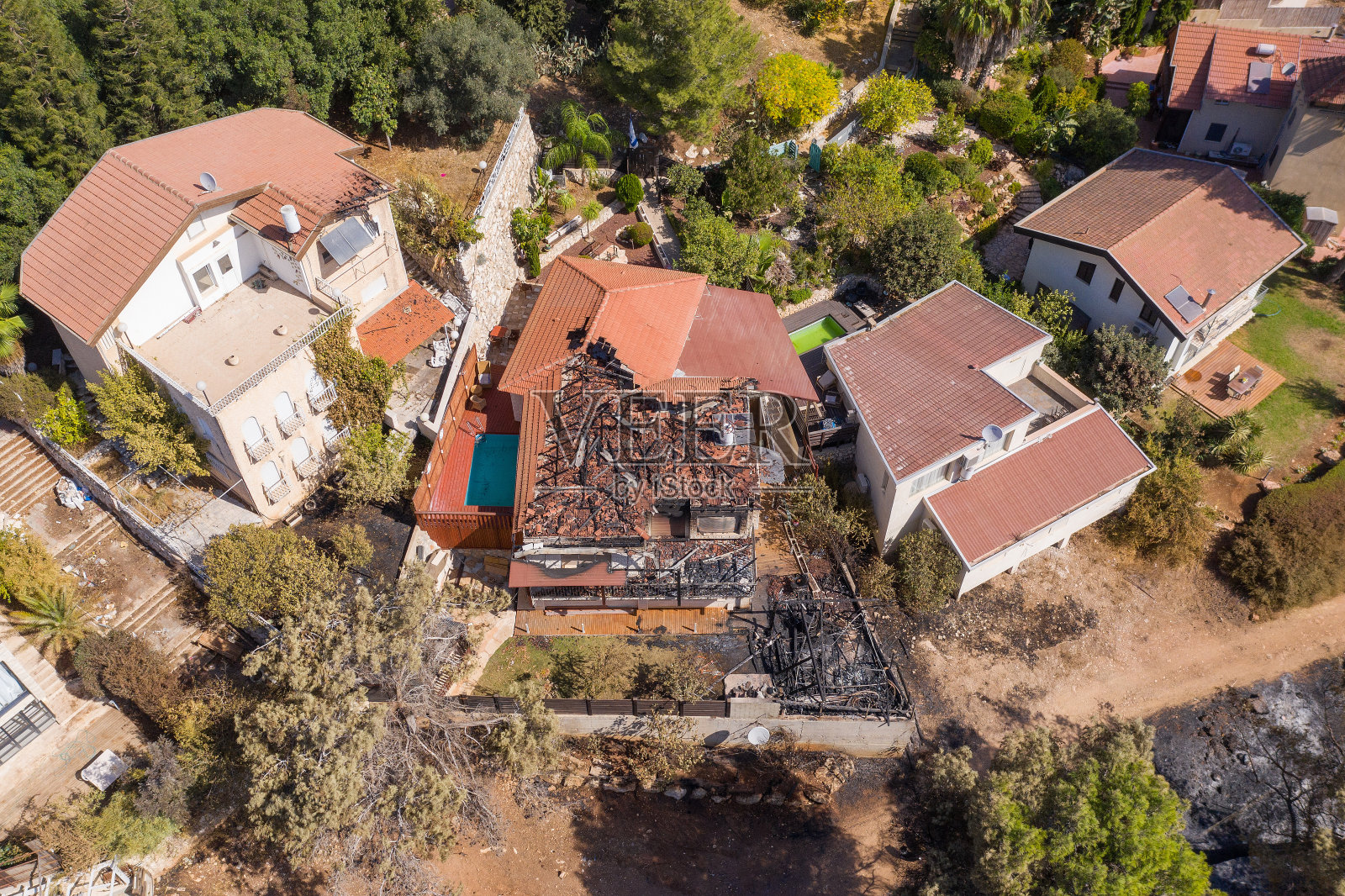 森林火灾损毁的房屋和树木航拍照片摄影图片