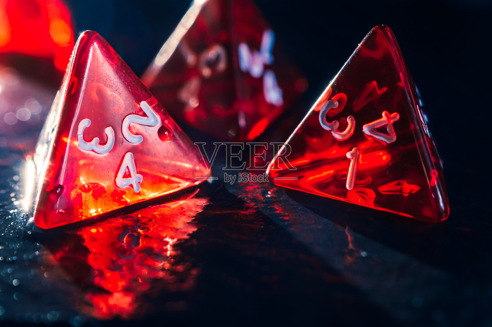 四个红色的四面骰子照片摄影图片