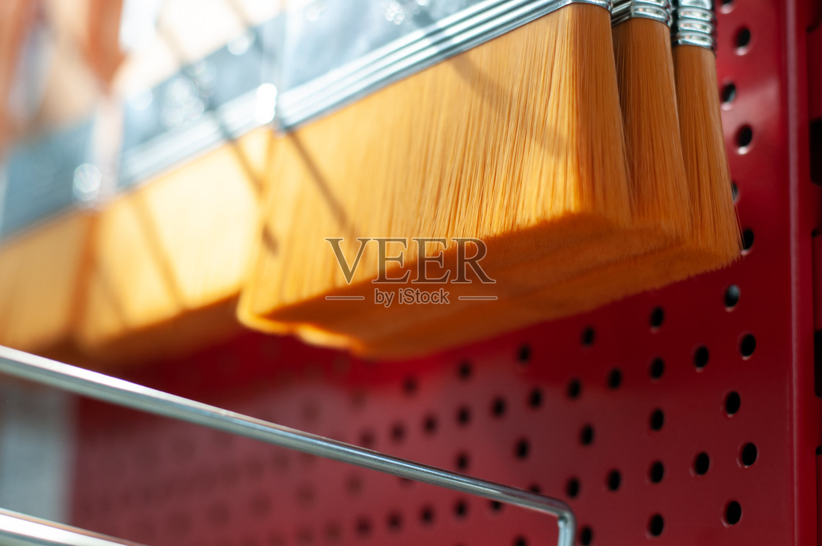 特写的油漆刷与金属箍在一个商店照片摄影图片