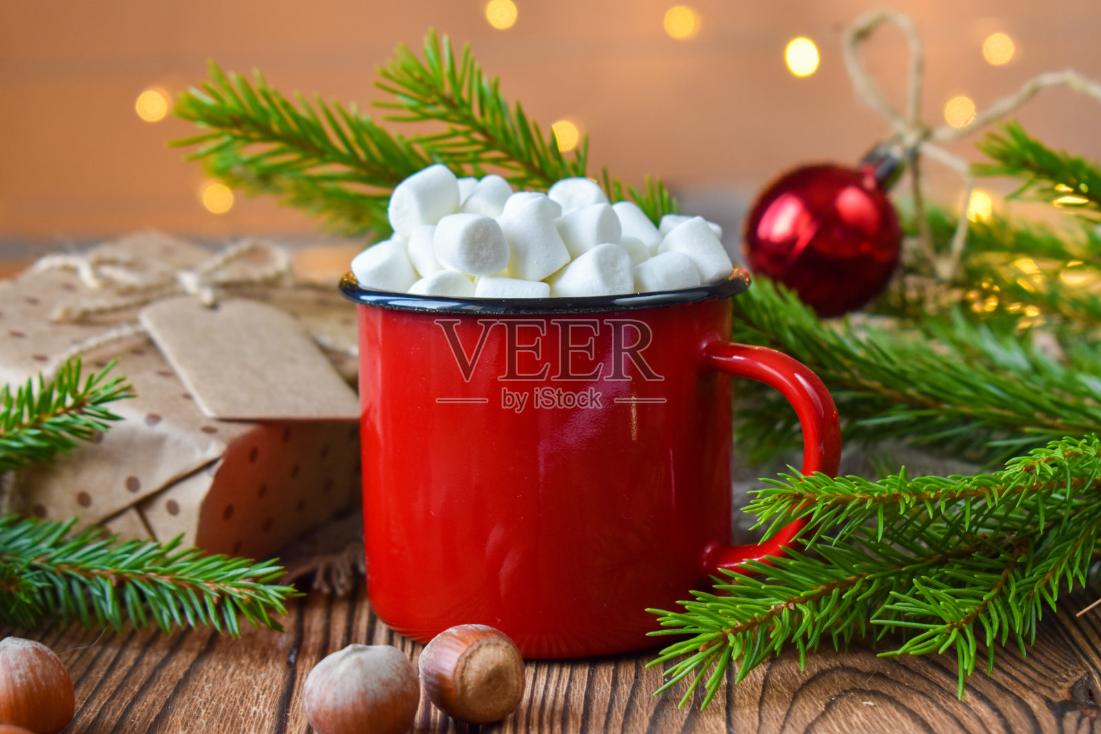 圣诞装饰背景上的一个红色圆圈的特写。圣诞贺卡。新年快乐。照片摄影图片