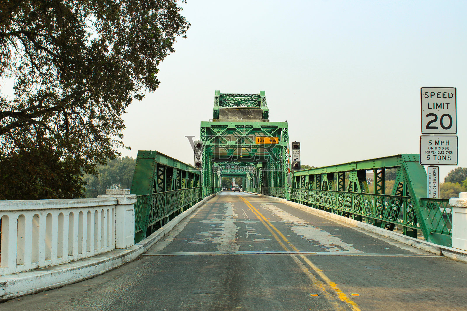 横跨萨克拉门托河的一座桥的车行道照片摄影图片